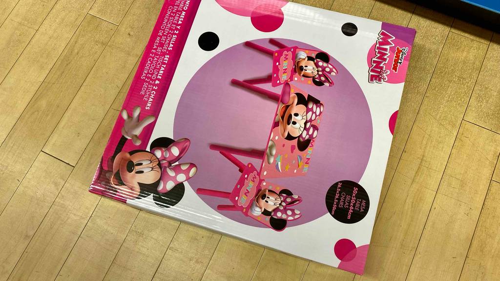 Im Test: Auf einem Holzboden liegt eine verpackte Kindersitzgruppe.