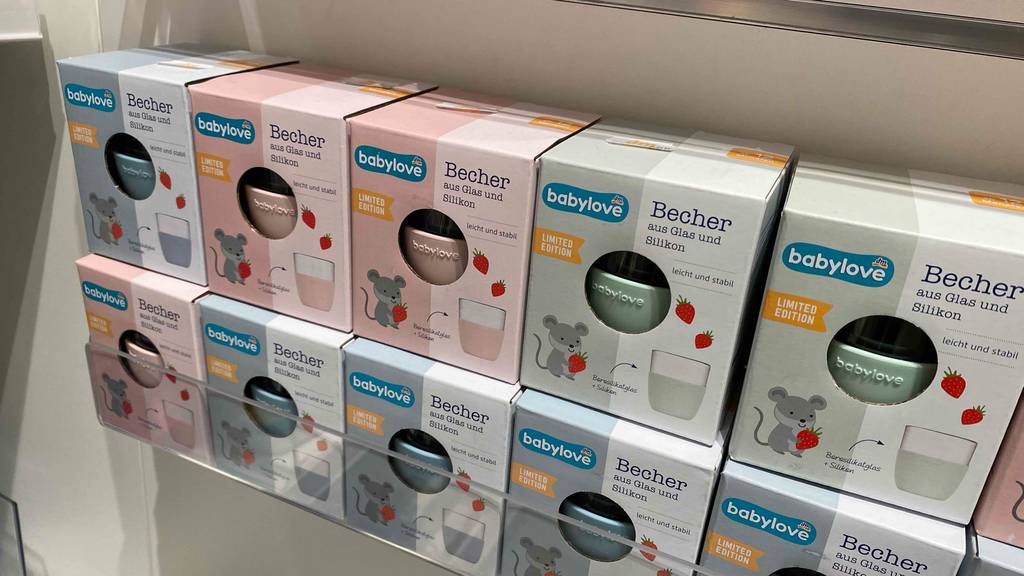 Trinklernbecher getestet: Mehrere Verpackungen in einem Regal.