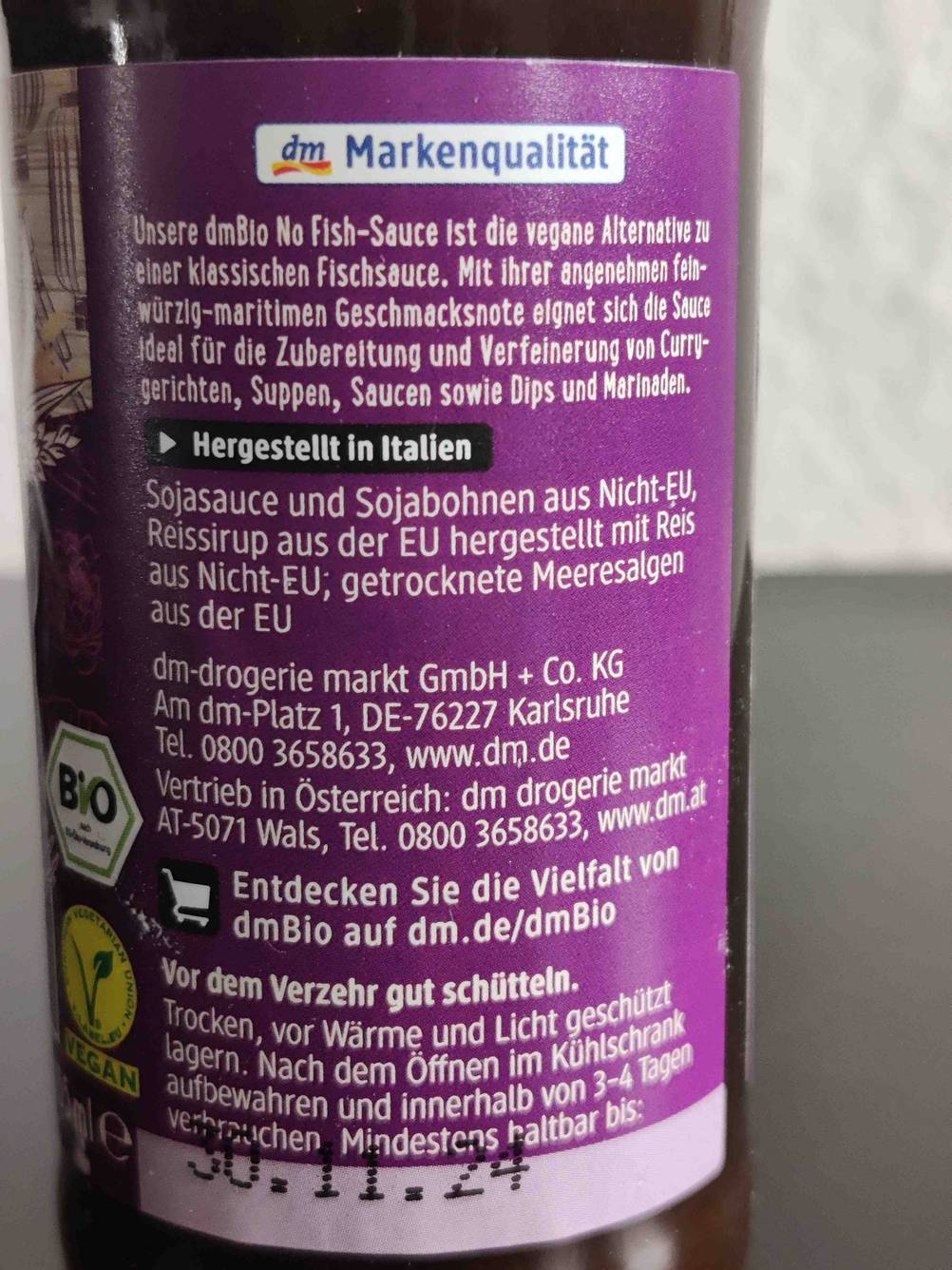 Nahaufnahme des rückseiteigen Labels einer getesteten Fischsauce.