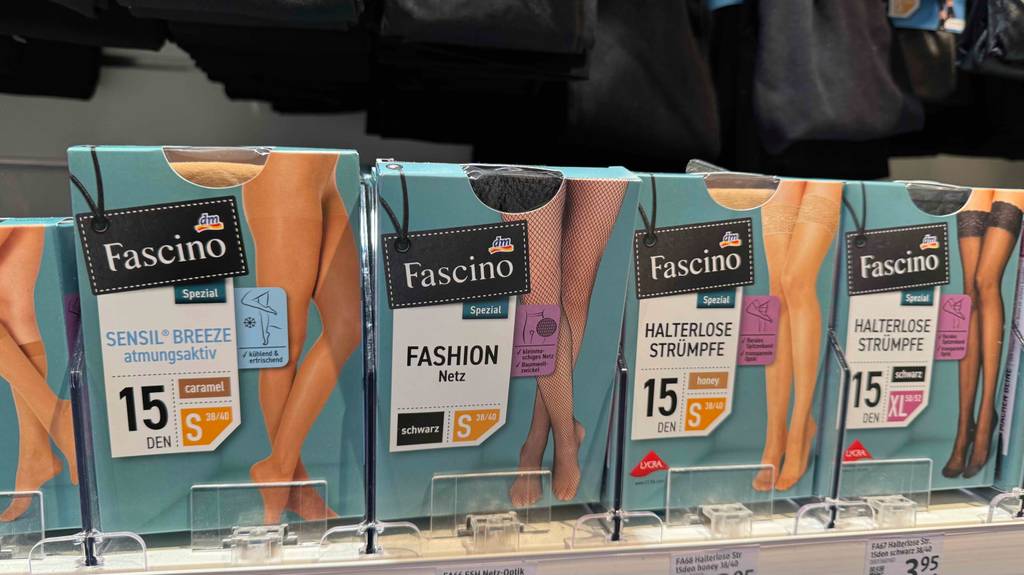 Test-Netzstrumpfhose: Mehrere Netzstrumpfhosen befinden sich in einem Regal in verschiedenen Varianten.