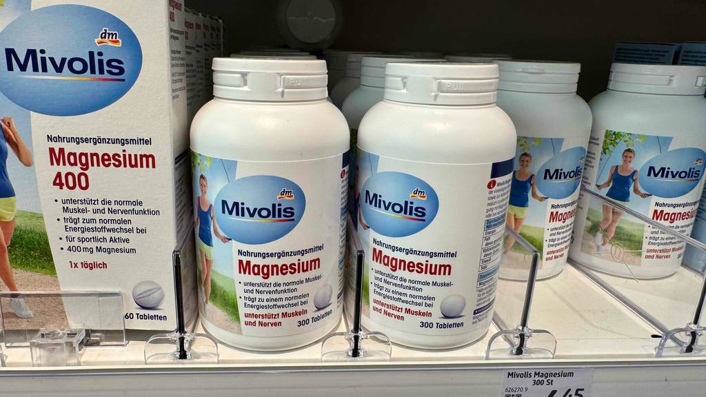 Test: Mehrere Packungen Magnesium-Tabletten sind in einem Regal einsortiert.