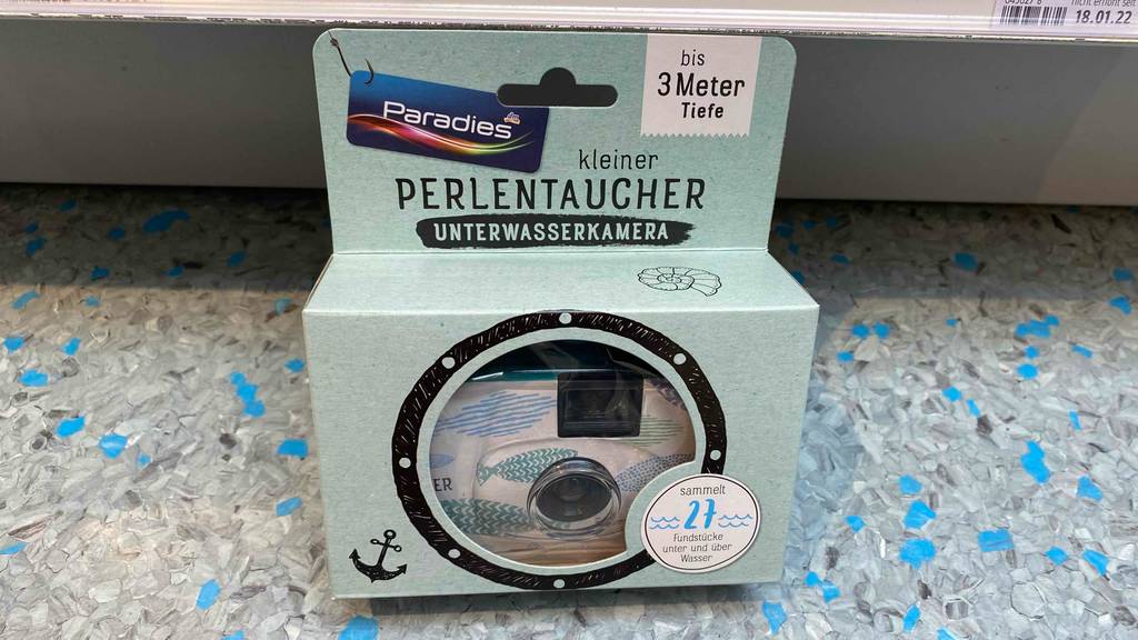 Im Test: Eine verpackte Unterwasserkamera auf einer steht auf einer grauen Fläche.