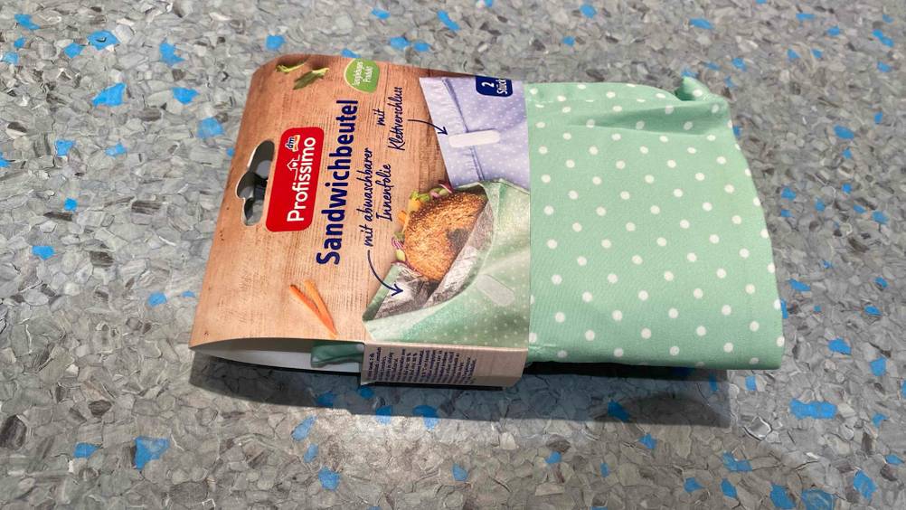 Im Test: Ein verpackter Brotbeutel liegt horizontal auf einer grauen Fläche.