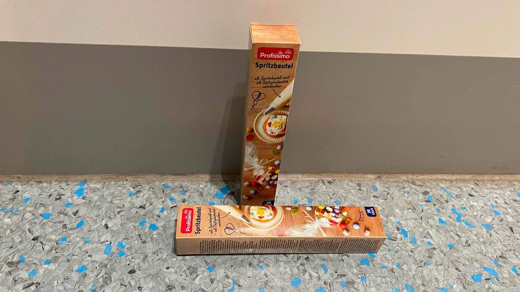 Spritzbeutel getestet: Eine Packung stehend eine liegend auf einer blaugrauen Fläche.