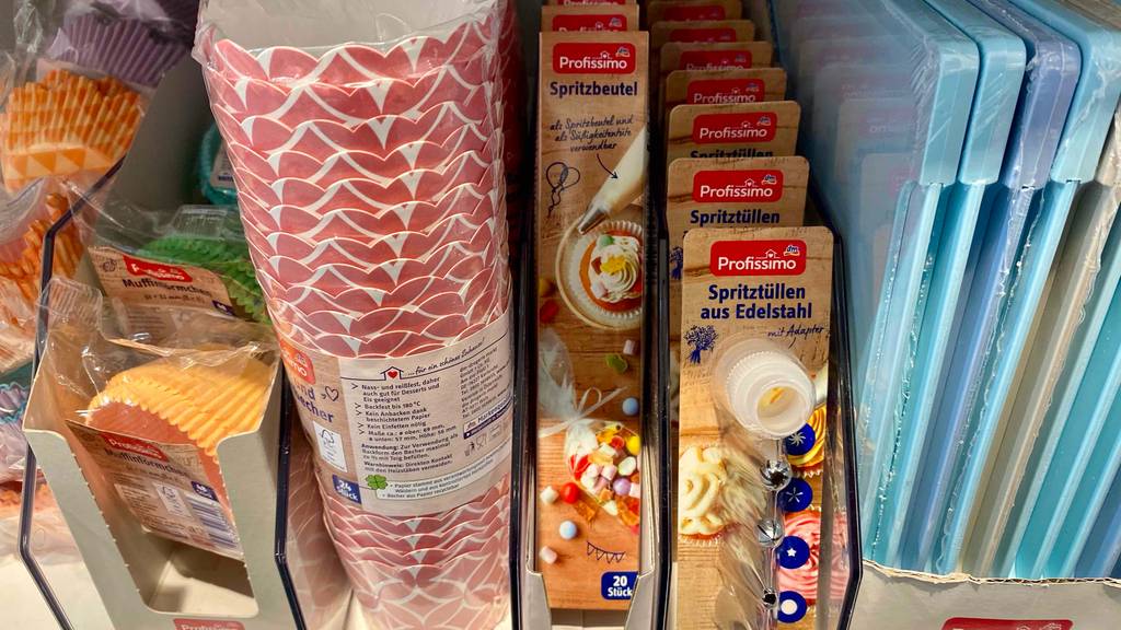 Im Test: Mehrere Packungen Spritzbeutel neben anderen Produkten im Regal.