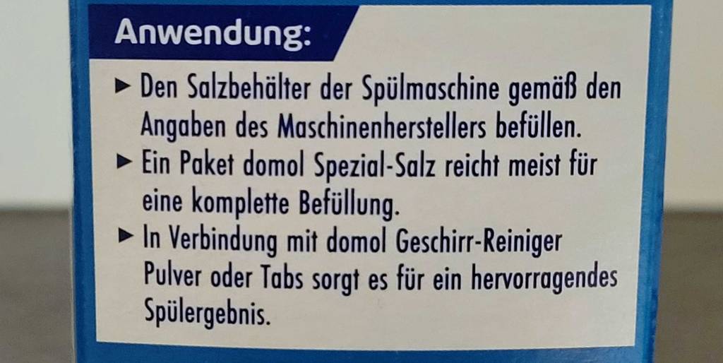 Spülmaschinensalz getestet: Anwendungshinweise auf der Verpackung eines Spülmaschinensalzes im Fokus.