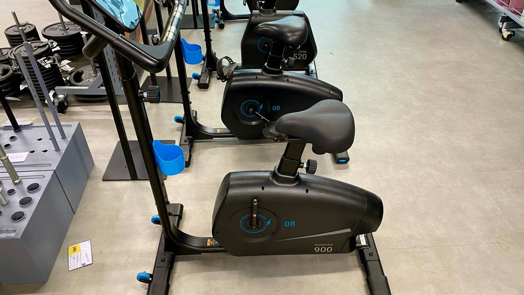 Indoor-Bike getestet: mehrere Indoor-Bikes stehen nebeneinander.