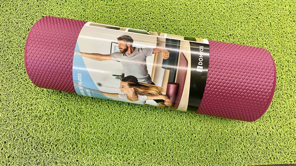 Pilates-Rolle getestet: eine liegende Pilates-Rolle auf einem grünen Untergrund.