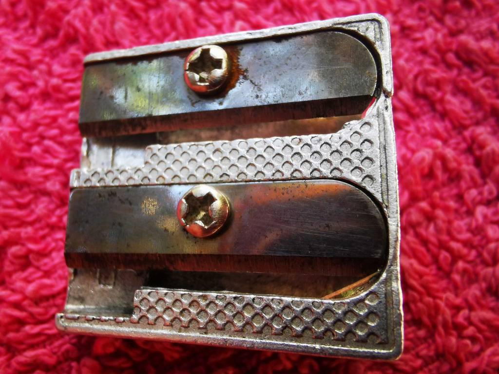 Doppel-Anspitzer im Test: Ein Modell aus Metall liegt auf rotem Frotee.