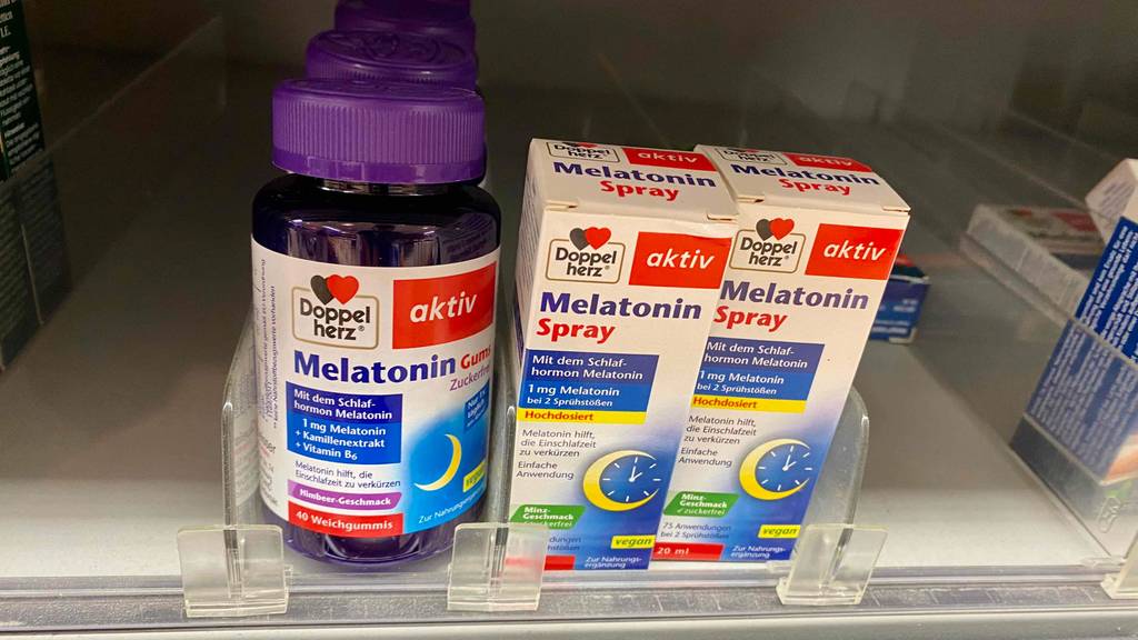 Im Test: Im Regal stehen mehrere Packungen Melatonin nebeneinander