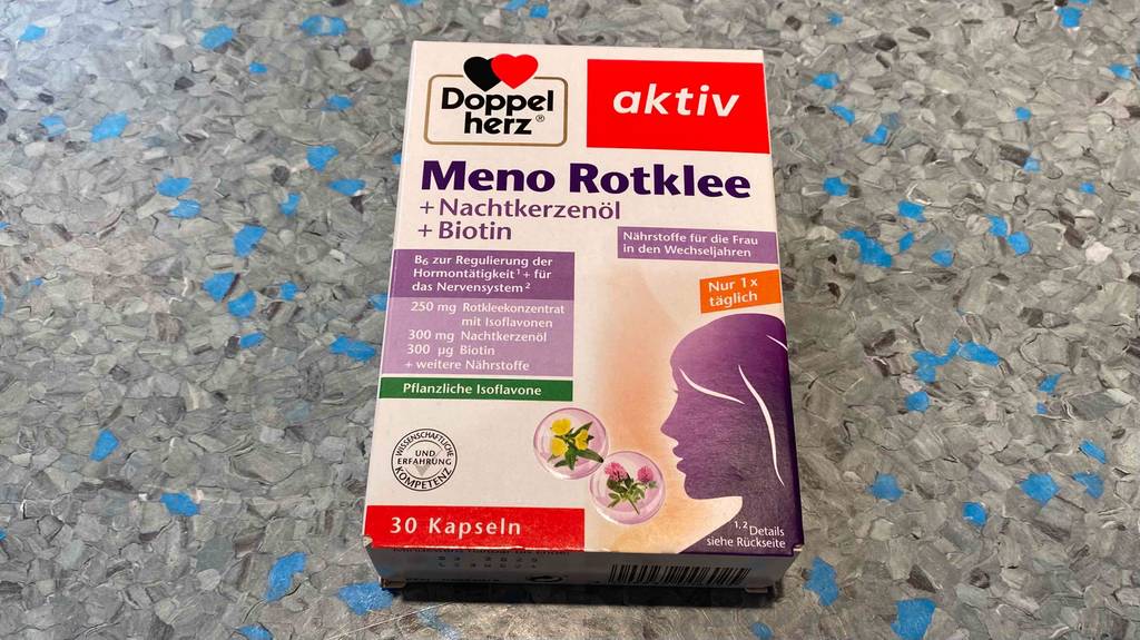 Eine Packung der getesteten Rotklee-Kapseln auf einer graublauen Oberfläche.