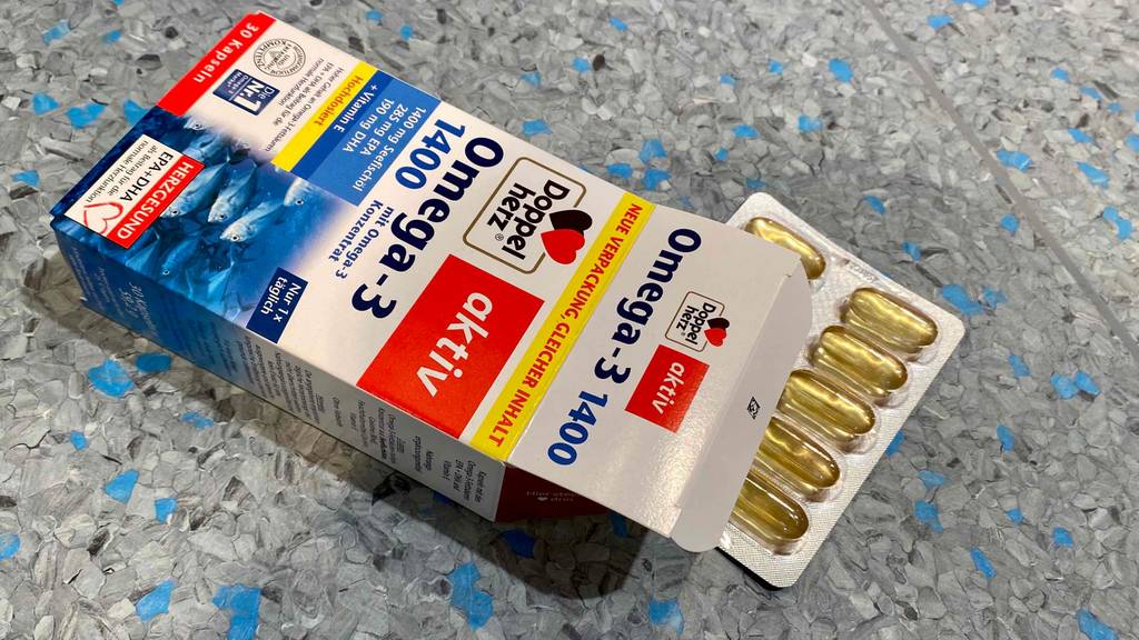 Omega-3-Öl getestet: Ein Durchdrückblister schaut aus Packung hervor