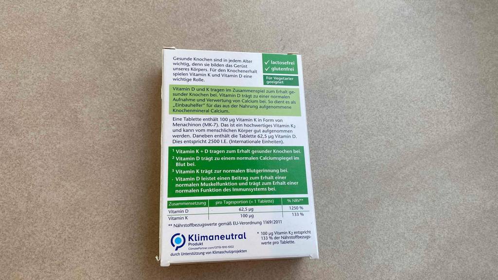 Vitamin-K12 im Test: Rückseite der Verpackung mit Auflistung der Zusammensetzung und anderen Informationen zum Produkt.