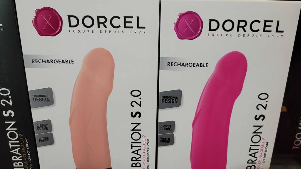 Im Test: Zwei verpackte Vibratoren in Nahaufnahme des Logos.