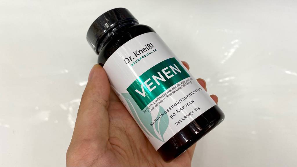Venen Tabletten getestet: Eine Hand hält eine Packung Tabletten vor hellen Hintergrund