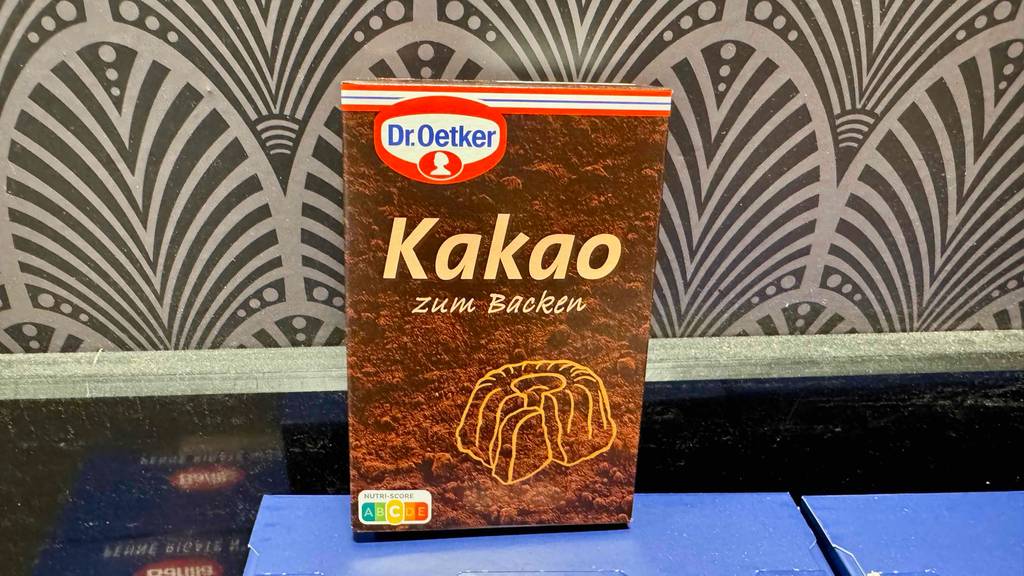 Eine Packung getesteter Backkakao steht auf Nudelpackungen.