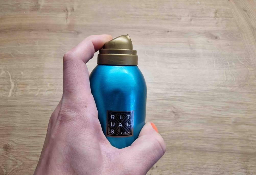 Duschschaum-Test: Pumpkopf von Duschschaum wird gedrückt.