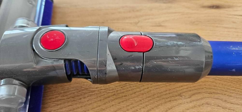 Nahaufnahme Klicksystem eines getesteten Dyson-Staubsaugers.