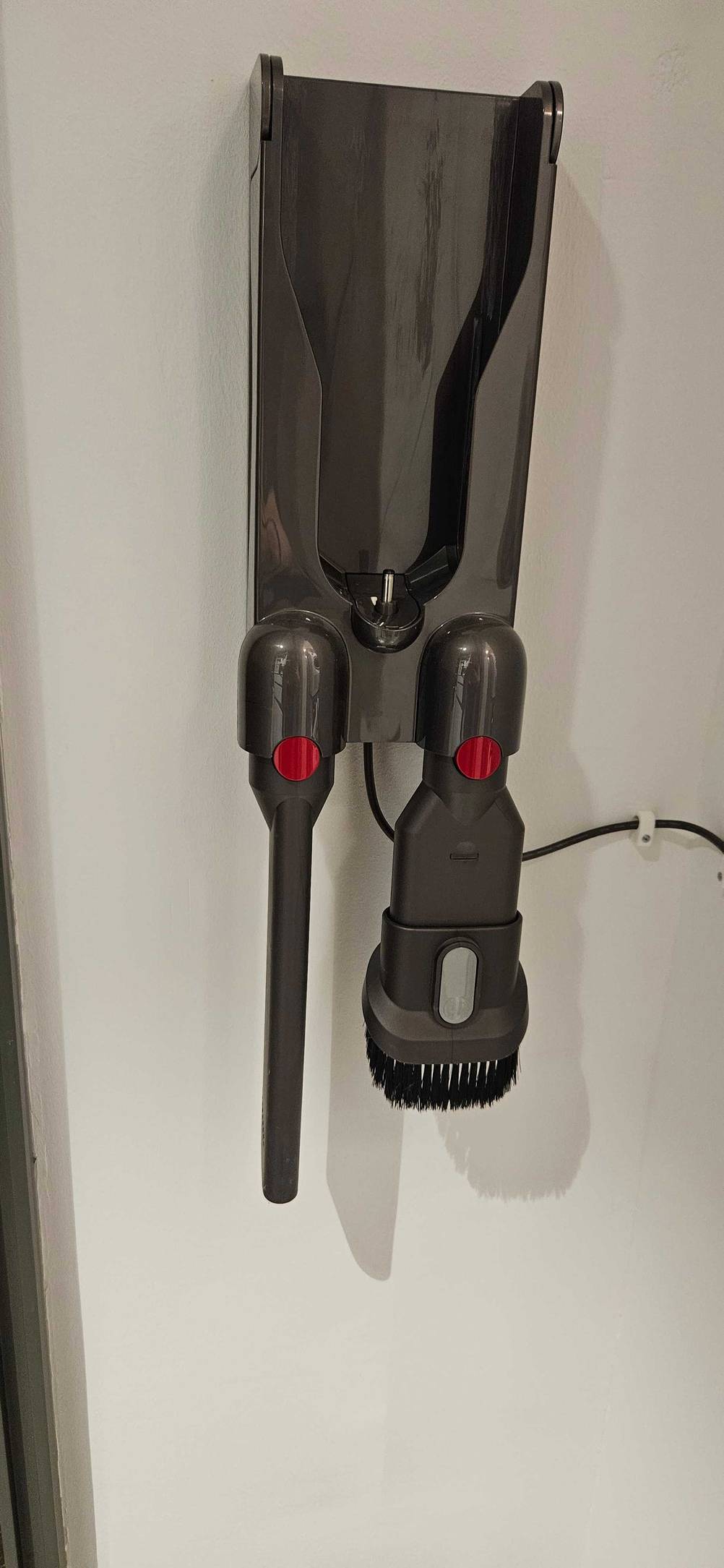 Dyson-Staubsauger getestet: Die Ladestation des Produkts an der Wand montiert.