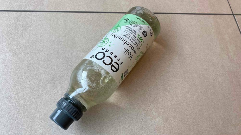 Vollwaschmittel im Test: Eine Flasche Vollwaschmittel liegt schräg auf einer hellen Fließenoberfläche