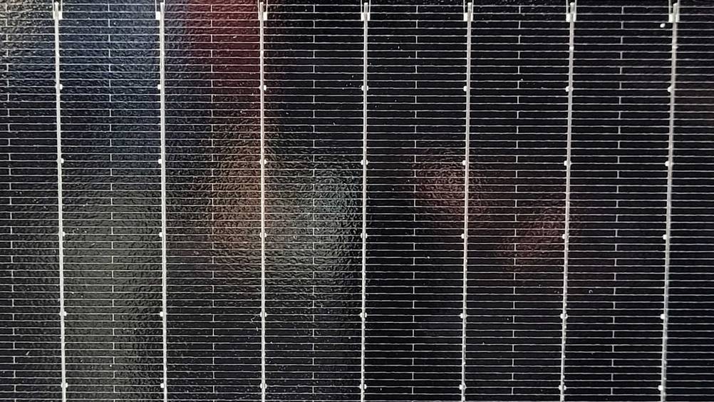 Solarpanel getestet: Ein Solarpanel in Nahaufnahme