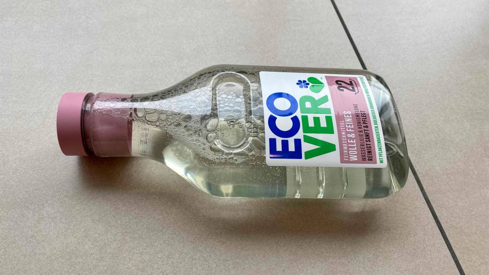 Ecover Waschmittel getestet: Eine Flasche Waschmittel liegt horizontal auf einem Fließenboden