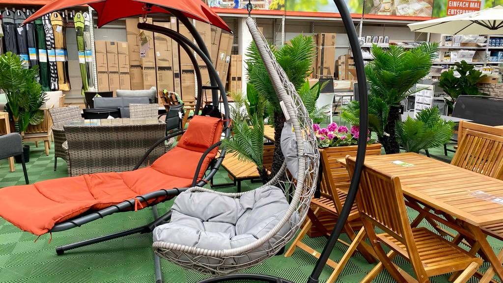 Ein getesteter Rattan-Hängesessel von der Seite ersichtlich.