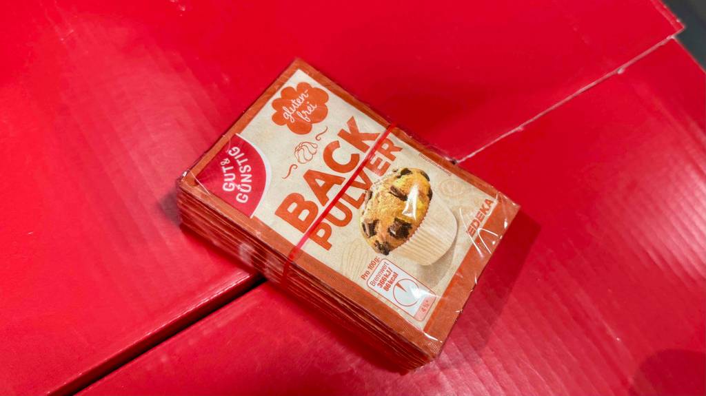 Getestetes Backpulver, befindet sich in einer durchsichtigen Verpackung, worin sich mehrere Packungen des Produkts befinden.