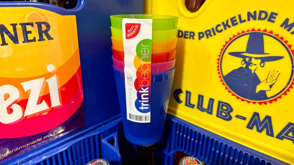 Trinkbecher-Set das getestet wurde - bestehend aus 6 Stk steht in einer Getränkekiste.