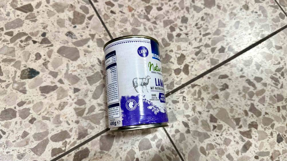 Eine Dose des getesteten getreidefreien Nassfutters für Hunde im liegenden Zustand und mit einem Inhalt von 400 g.