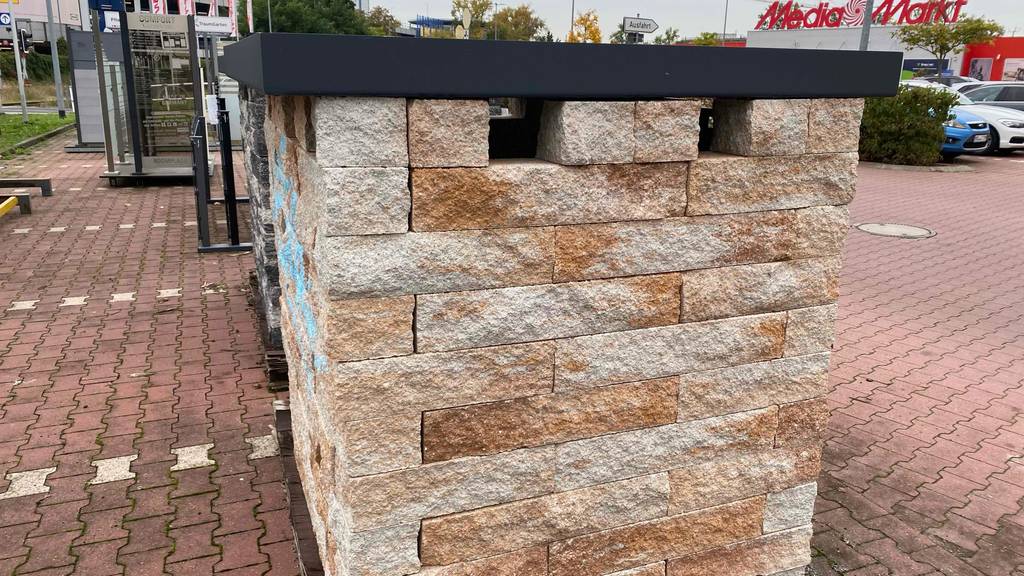 Getestete Mülltonnenbox aus Stein von der Seite.