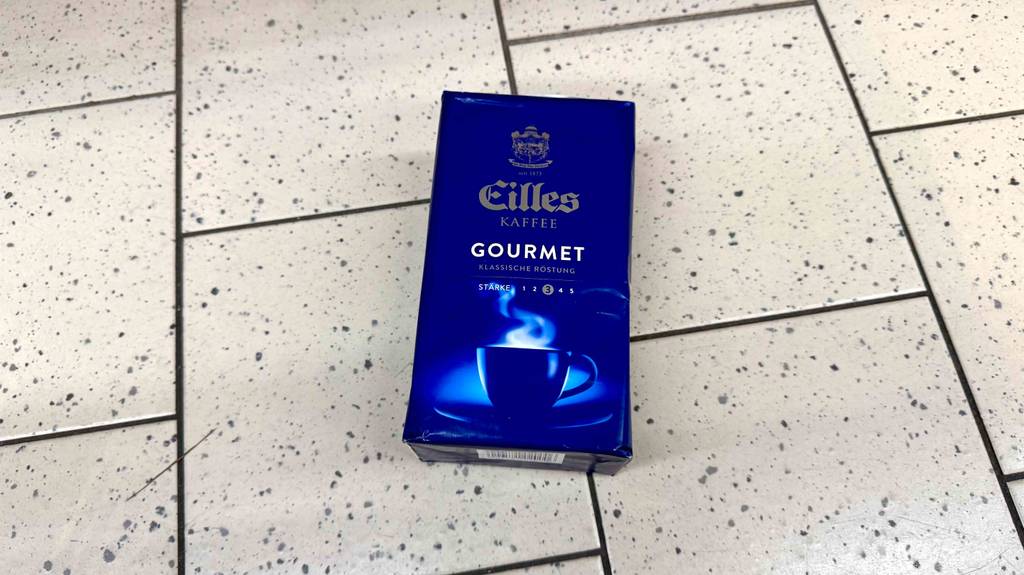 Eine Packung getesteter Eilles-Kaffee liegt auf einem Boden.