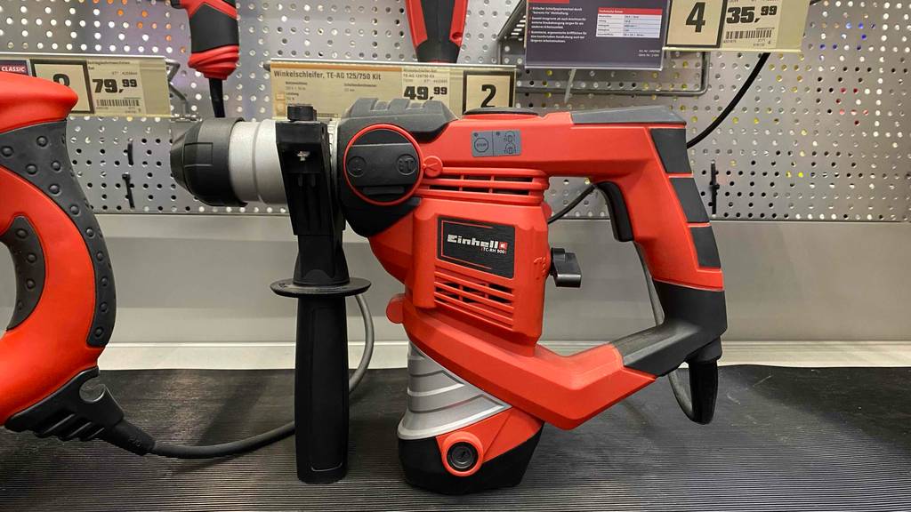Einhell-Bohrhammer im Test: Bohrammer von Einhell steht in einem Geschäft als Ausstellungsstück vor Preisschild.