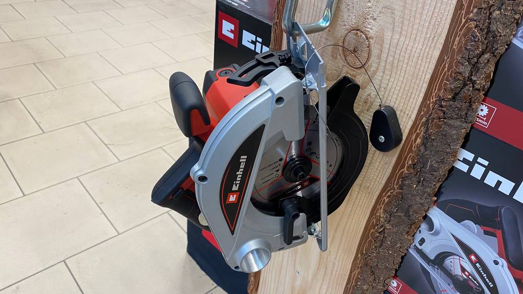 Handkreissäge im Test: Handkreissäge der Marke Einhell ist an Holz als Ausstellungsstück befestigt.