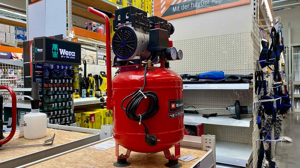 Einhell-Kompressor getestet: ein Einhell-Kompressor steht auf einem Regal in einem Geschäft.