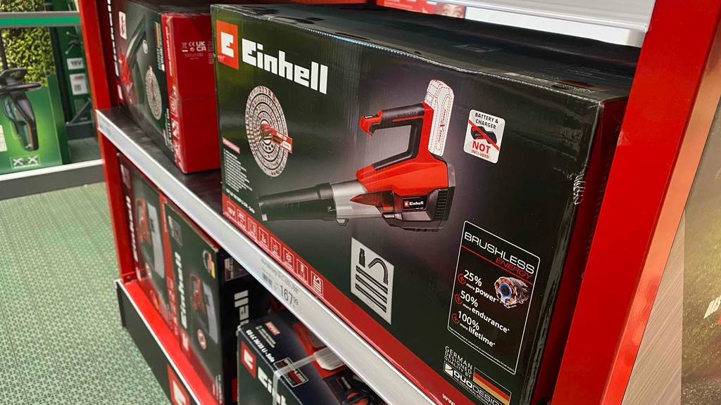 Laubbläser getestet: Verpackung von Laubbläser steht in einem Regal