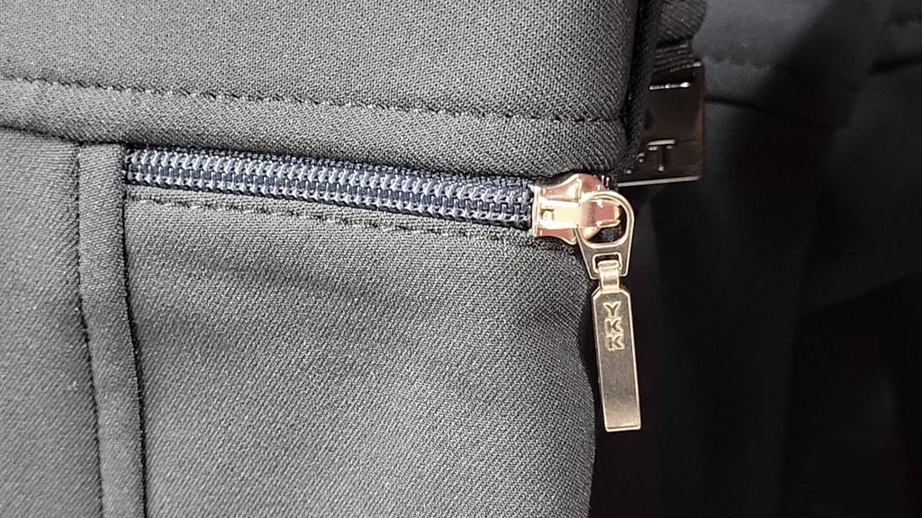 Der geschlossene Reißverschluss der getesteten Damen-Reithose im Fokus.