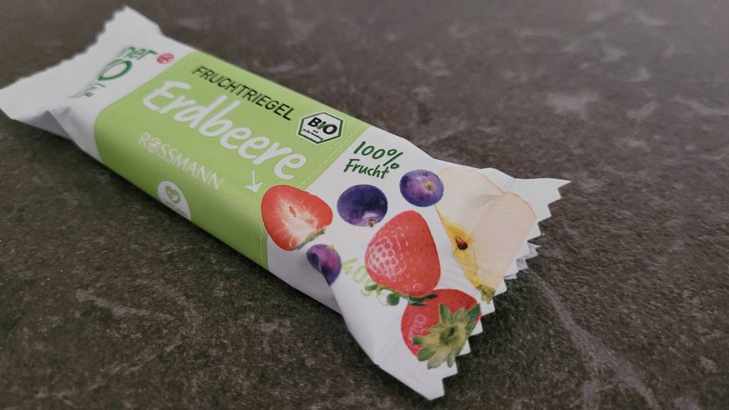 Fruchtriegel im Test: Verpackter Fruchtriegel auf dunkler Oberfläche