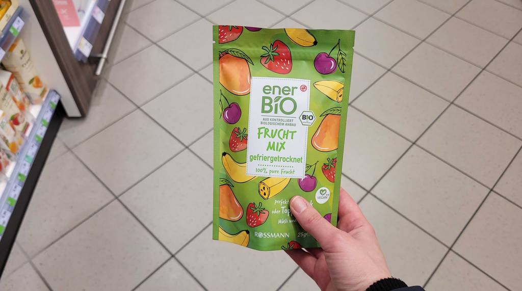 Eine Packung gefriergetrocknete Früchte die getestet wurden werden in der Hand gehalten.