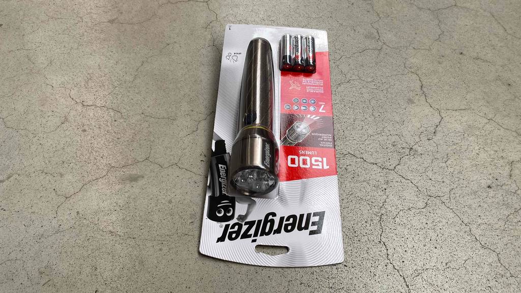 Taschenlampe im Test: Originalverpackung der Taschenlampe auf grauem Boden.
