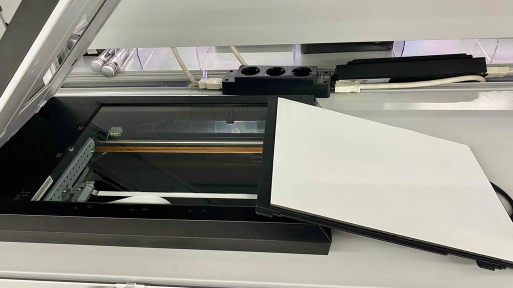 Getesteter Scanner der Marke Epson ist geöffnet.