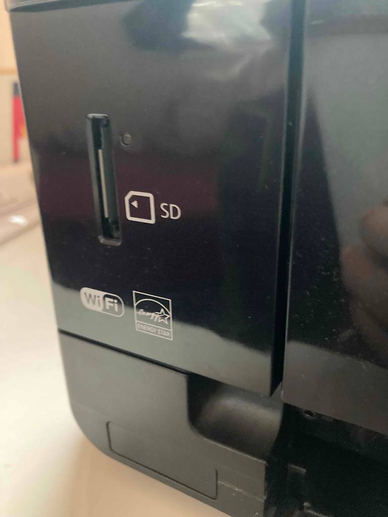 AirPrint-Drucker im Test: Detailaufnahme SD-Kartensteckplatz.