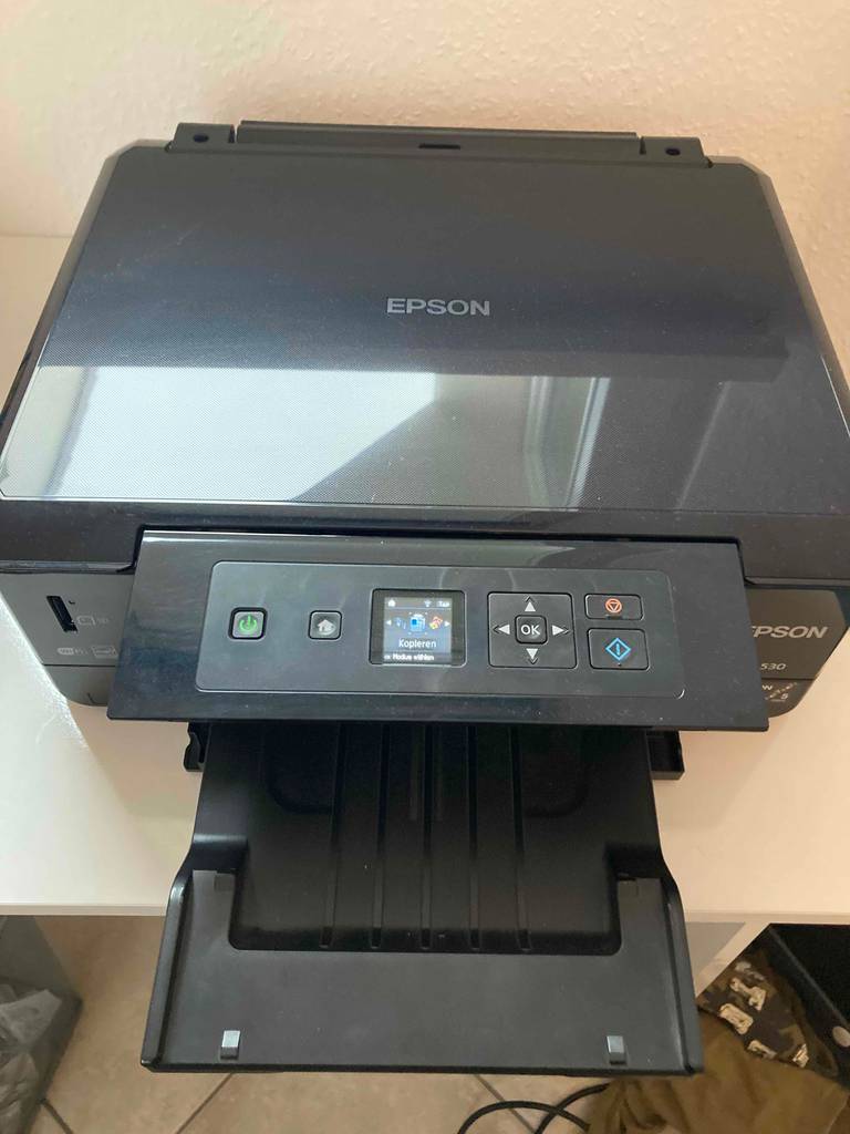 Ein AirPrint-Drucker von oben mit ausgeklappten Bedienelementen im Test.