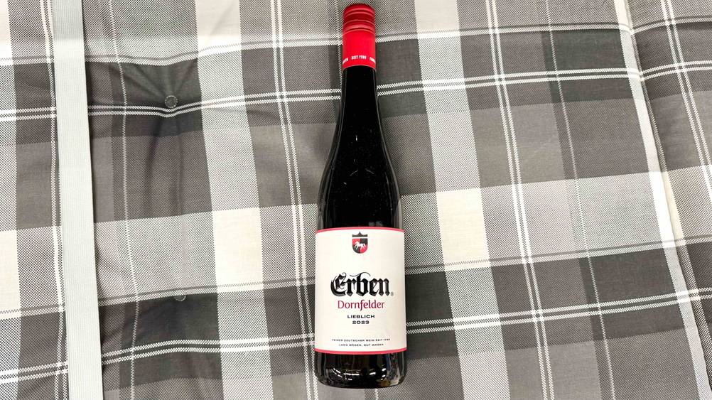 Dornfelder-Test: Eine Flasche Dornfelder liegt auf einer karierten Polsterung.