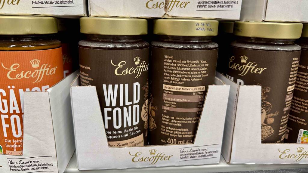 Mehrere getestete Gläser Wildfond sind in einem Karton sortiert.