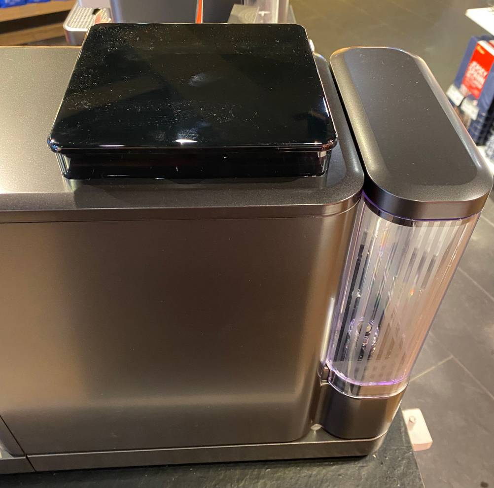 Melitta-Kaffeevollautomat getestet: Detailaufnahme Bohnen- und Wasserbehälter.
