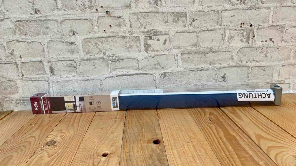 Thermo-Rollo getestet: eine Thermo-Rollo liegt in der Verpackung vor einer Wand.