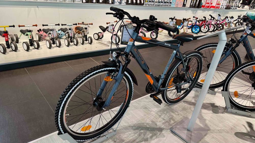 Das getestete Mountainbike bis 500 Euro steht in einem Geschäft.