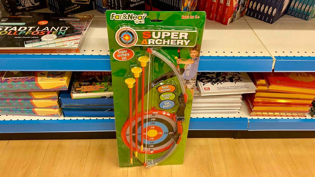 Im Test: An einem Regal lehnt ein Set Pfeil und Bogen für Kinder.