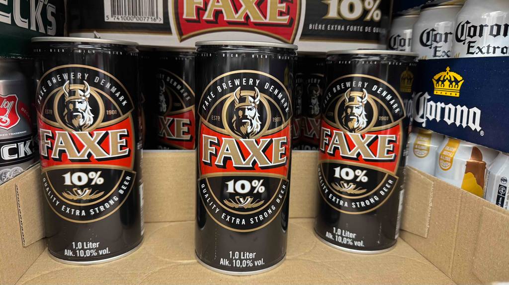 Getestet: Mehrere Dosen Starkbier befinden sich in einem Karton in einem Regal.